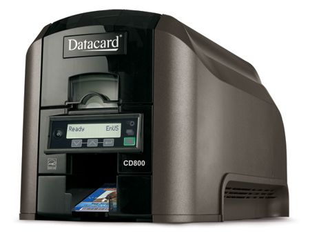  Impresora de Carnets - Datacard CD800 | Impresión Simplex (una Cara), Imprime Códigos de Barra 1D y 2D, Resolución hasta 300x1200dpi, Velocidad (Tarjetas/hora): 220 Color y 1000 Monocromo, USB 2.0, Red 10/100, Alimentación (E/S): 100/25 Tarjetas